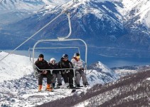 cuatro personas en teleférico