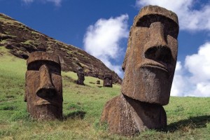 dos moáis, estatuas de cabezas