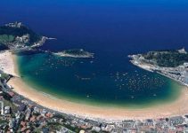 playa en forma de concha desde el cielo