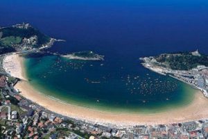 playa en forma de concha desde el cielo