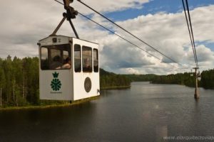 funicular atravesando el lago