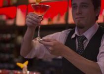 barista sirviendo tragos