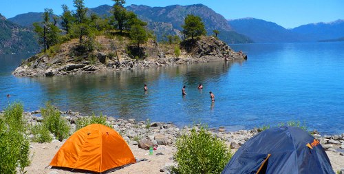 personas bañandose y una carpa