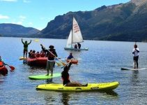 varias personas practicando deportes en el agua