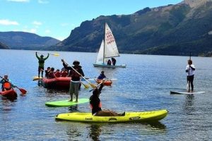 varias personas practicando deportes en el agua